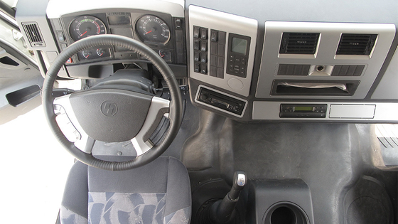 الثقيلة Shacman F3000 8x4 شاحنة قلابة Euro 2 الانبعاثات 380hp 10MT ديزل قلابة تعليق هيدروليكي للكابينة