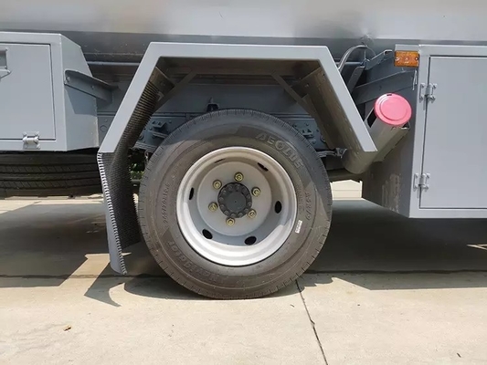 170 HP شاحنة نقل زيت محرك الديزل 8.5 CBM قاعدة العجلات 3800 مم